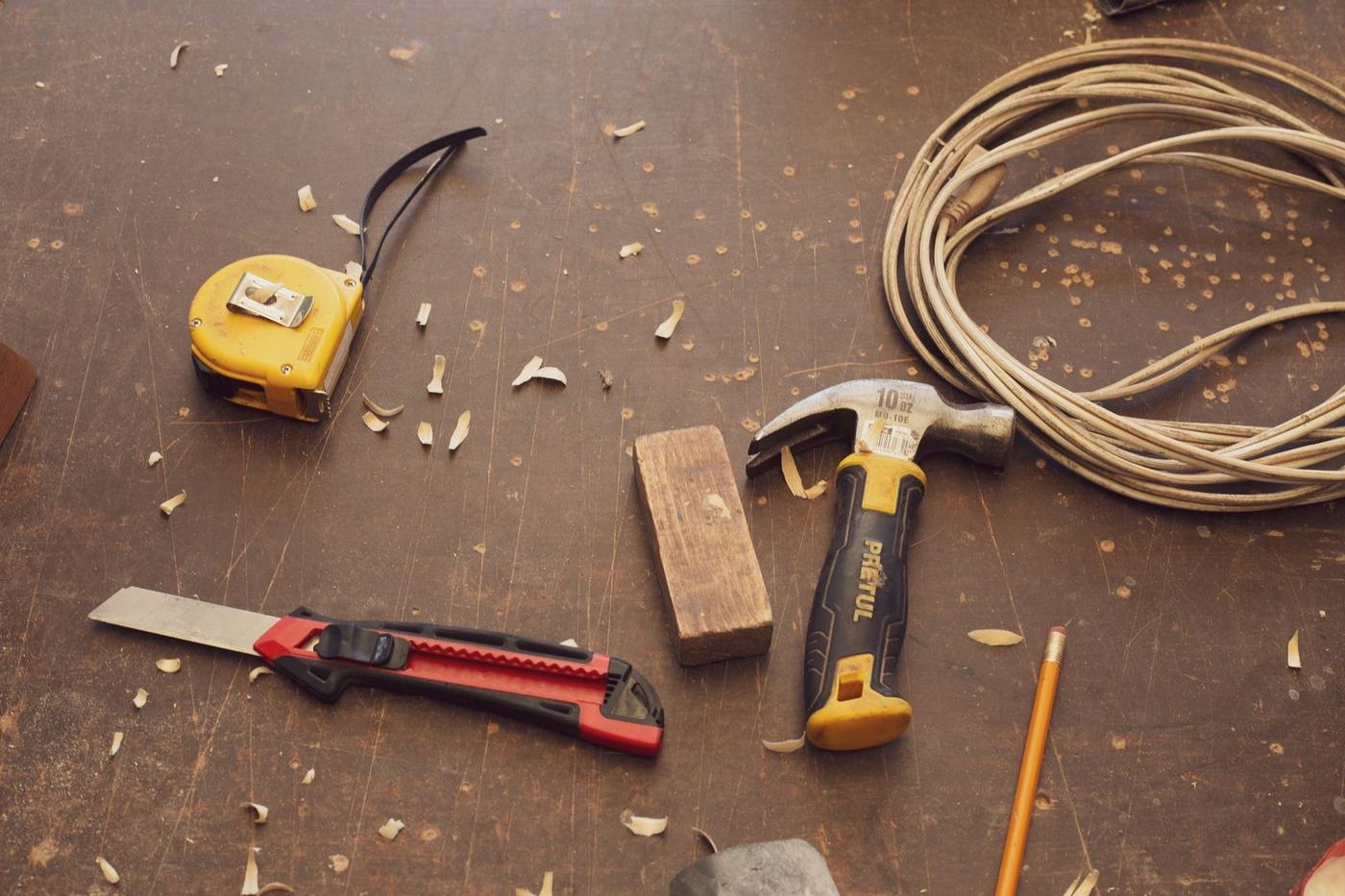 Schreiner bei der Arbeit an einem Werkstück aus Massivholz