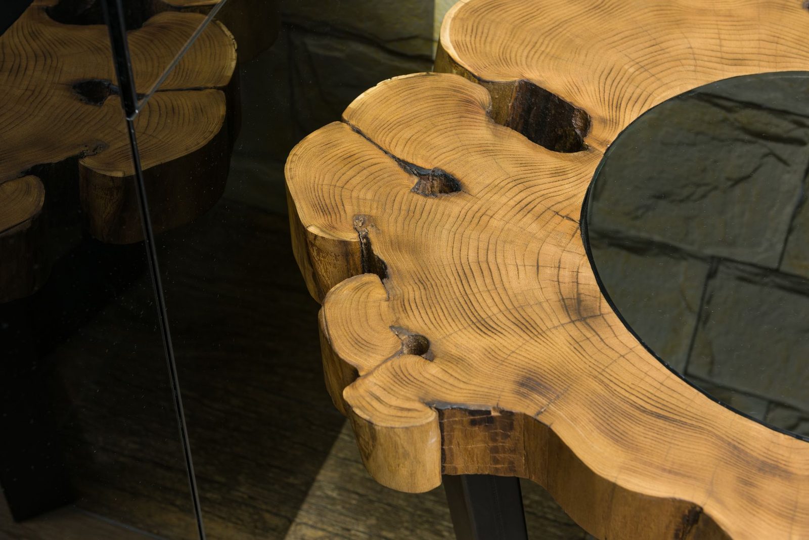Massiver Esstisch aus Holz