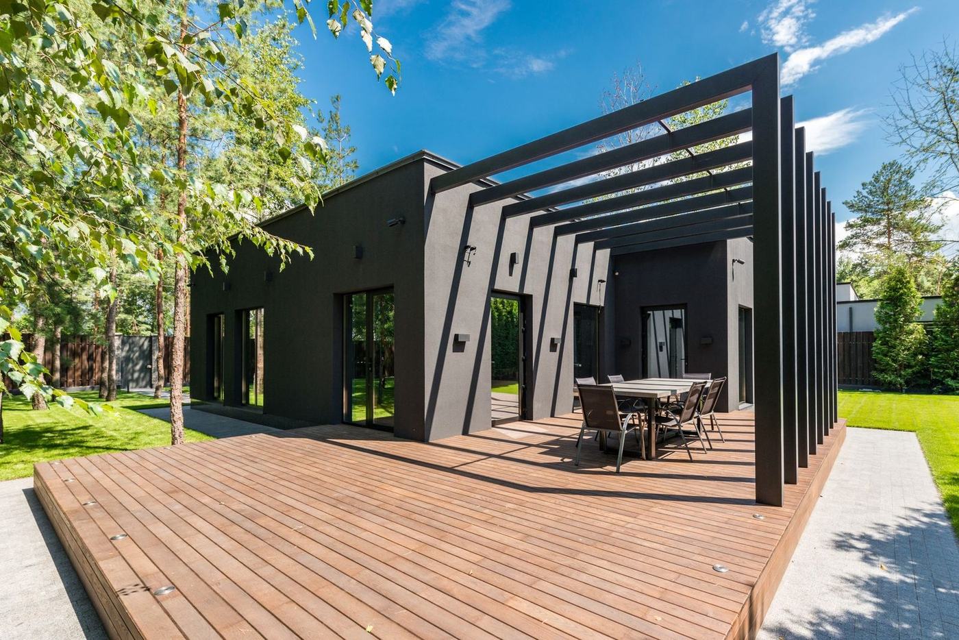 Holzterrasse mit Pergola im Garten