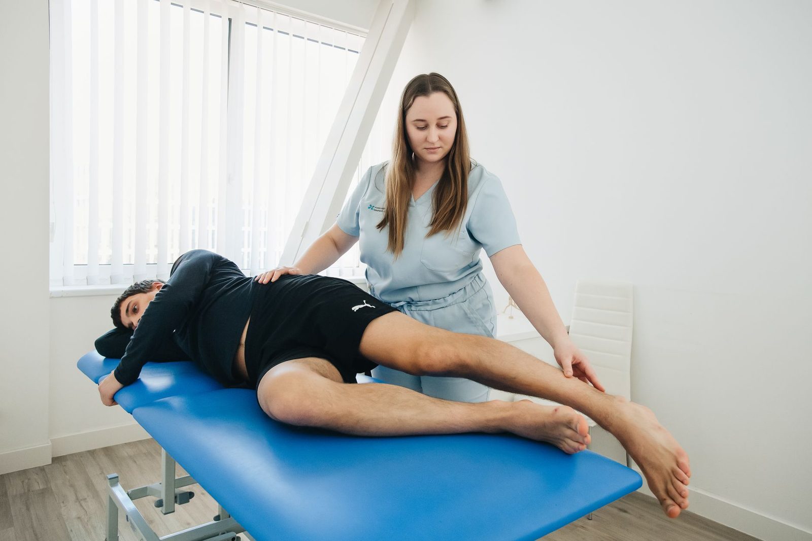 Therapeut behandelt das Bein einer Patientin