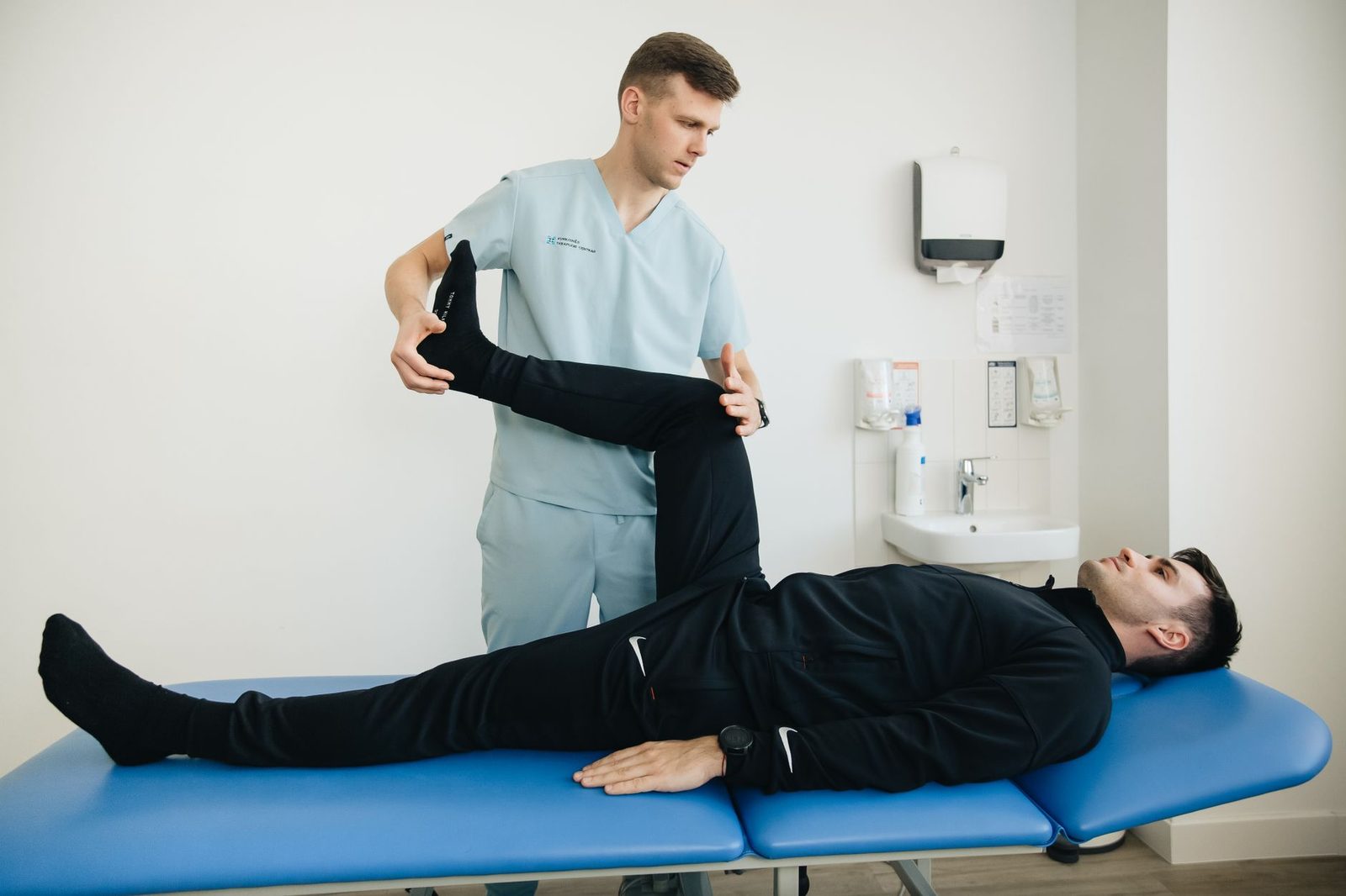 Heller Behandlungsraum mit Therapieliege